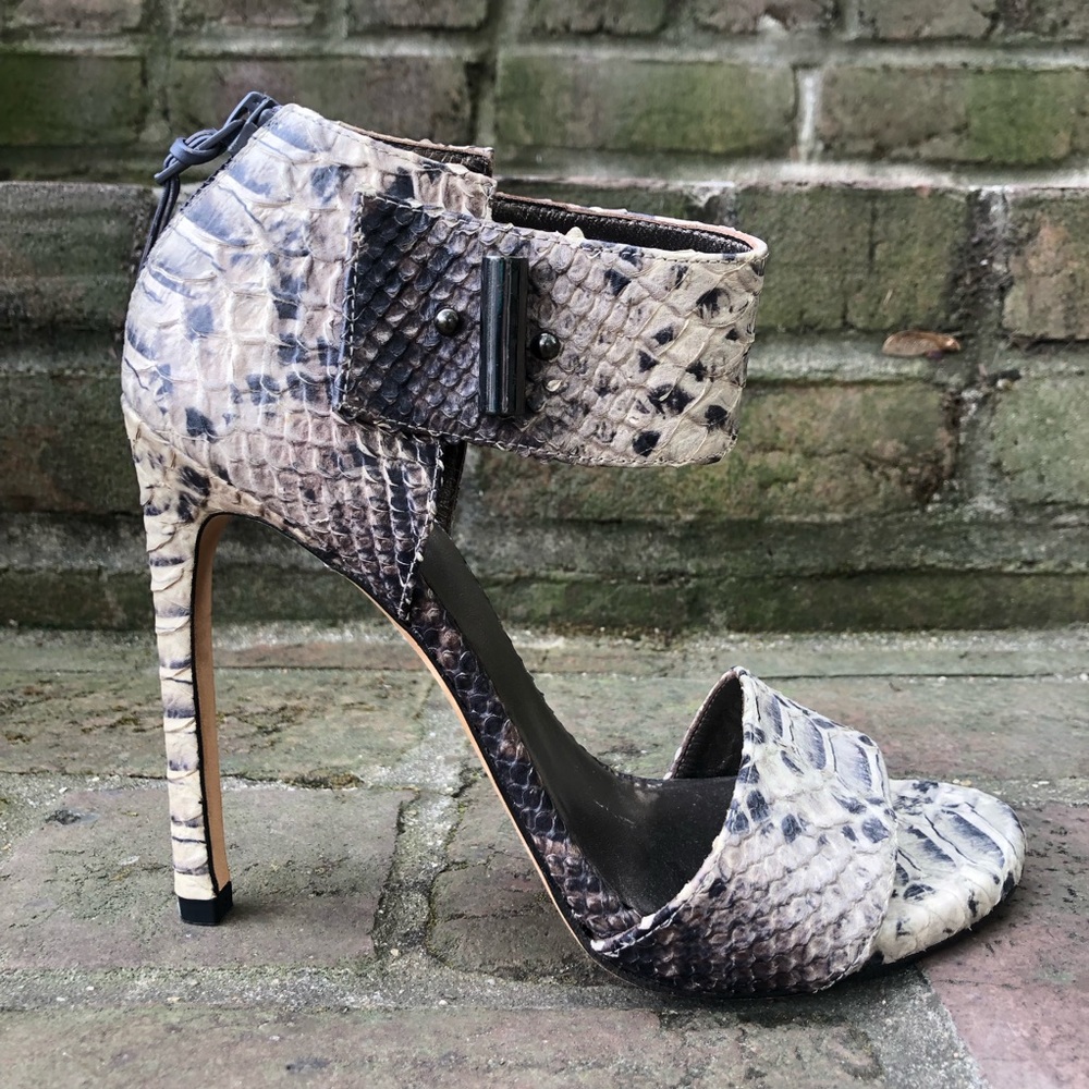 Stuart Weitzman Aloof Snakeskin Stiletto Heels in Rock Size 7 Leather Sole Spain